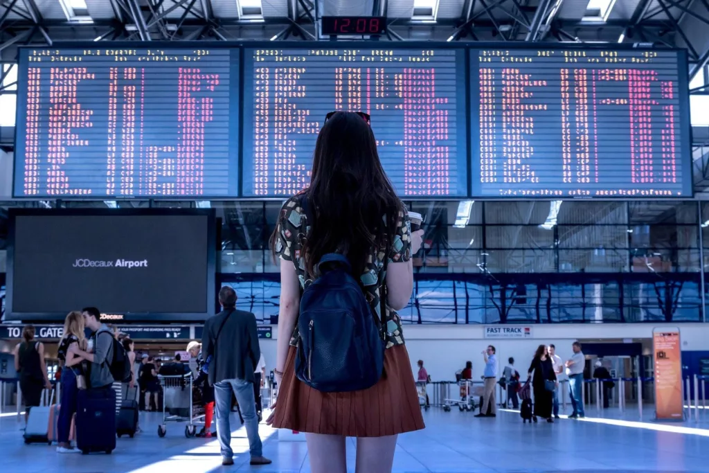 Airport-2373727 1920 - a woman standing in an airport