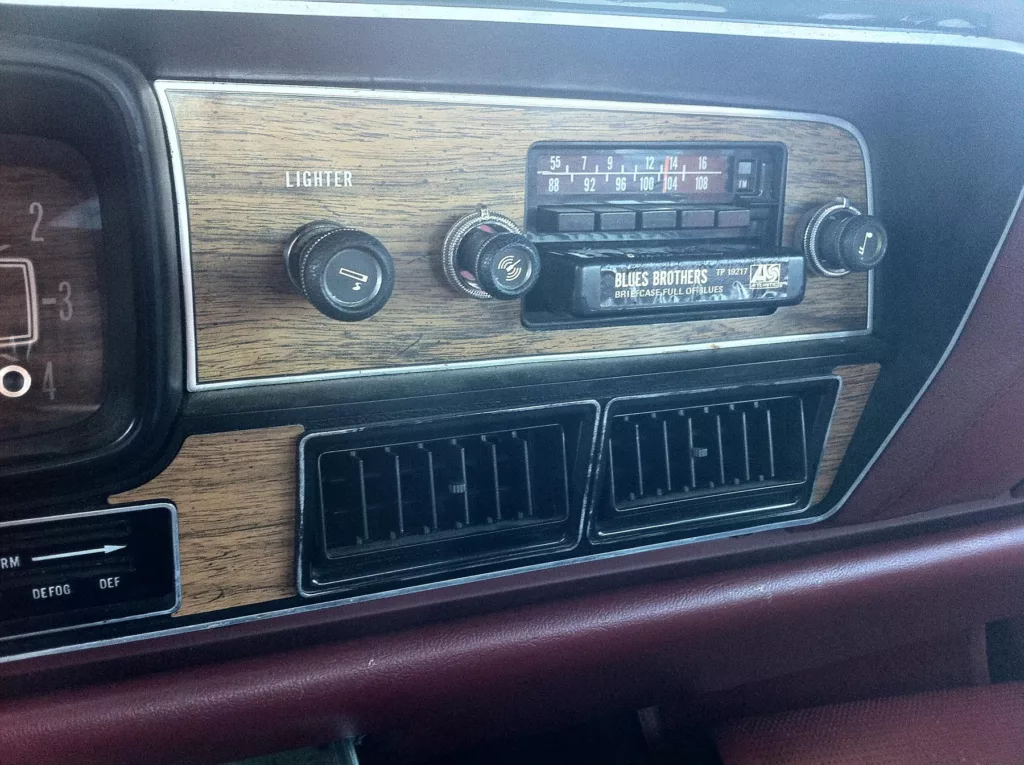 File:1978 AMC Matador sedan red NC detail of factory AM-FM-stereo-8-track unit.jpg - a car dashboard