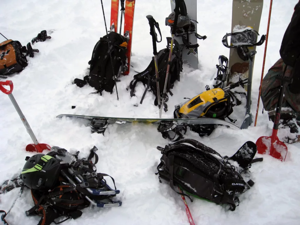 File:Gear (2359157764).jpg - a group of snowboarders standing in the snow