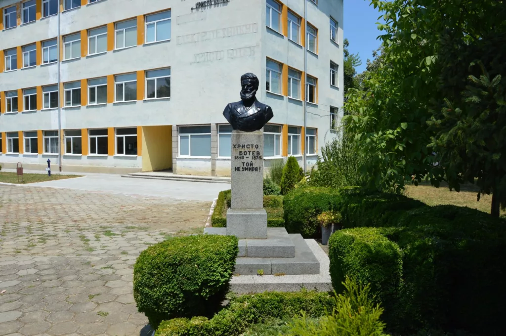 File:Professional Gymnasium of Technology and Management Hristo Botev, monument.jpg - a white keyboa