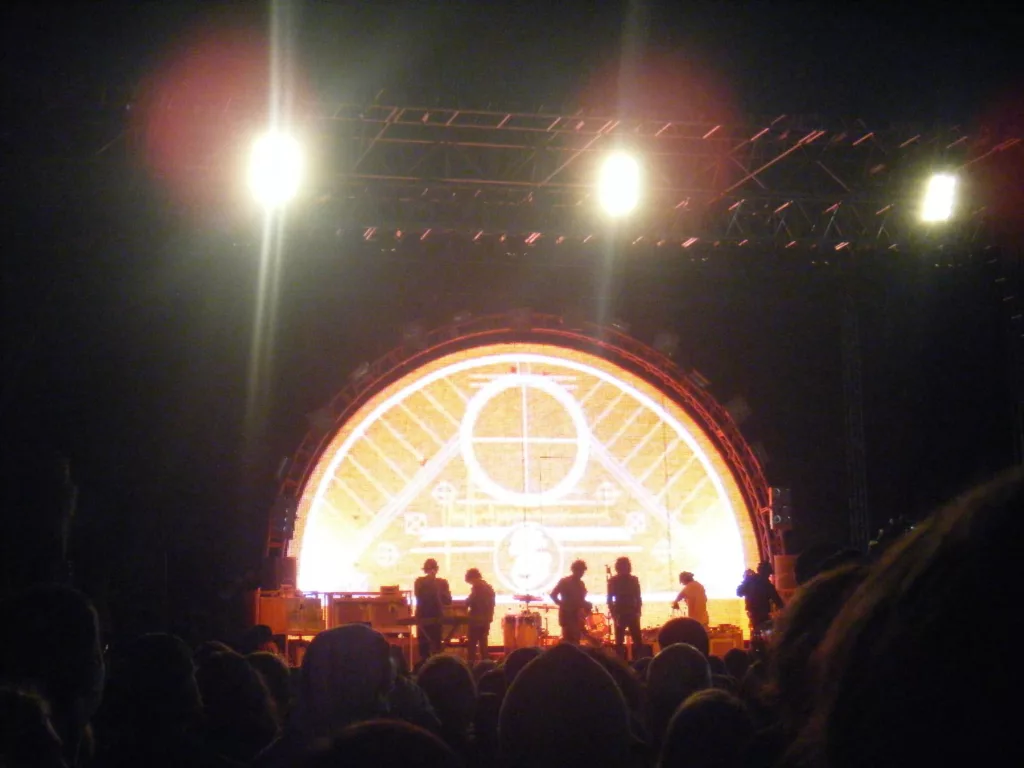 File:Video Speaker test Screen (4439949108).jpg - a bunch of speakers sitting on top of a white shel