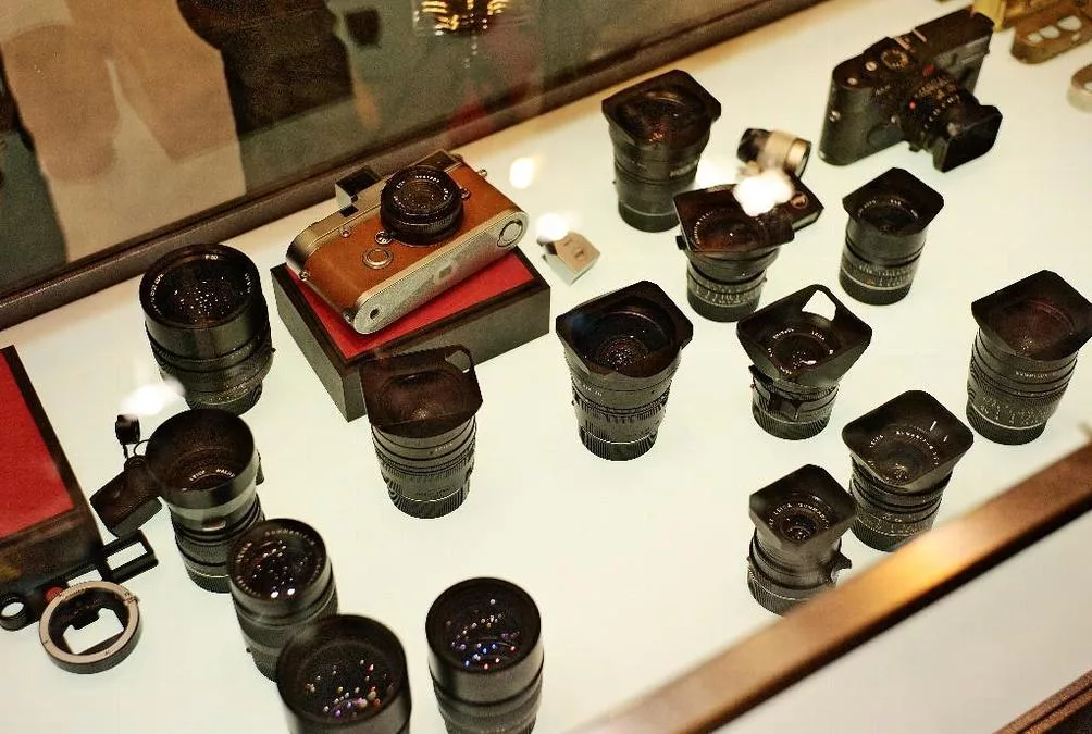 Leica M lenses at Paris photo fair 2010 - a display of old cameras