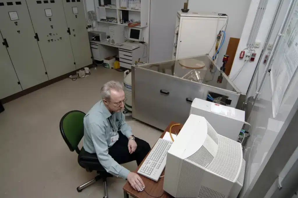 X-Ray Fluorescence Spectrometry (06410137) (8160704212) - man sitting on a chair