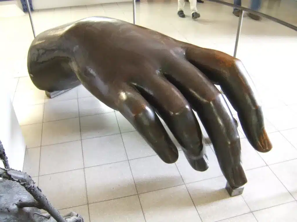 File:Munich Bavaria statue remake of right hand (1907) in Deutsches Museum.JPG - a statue of a hand